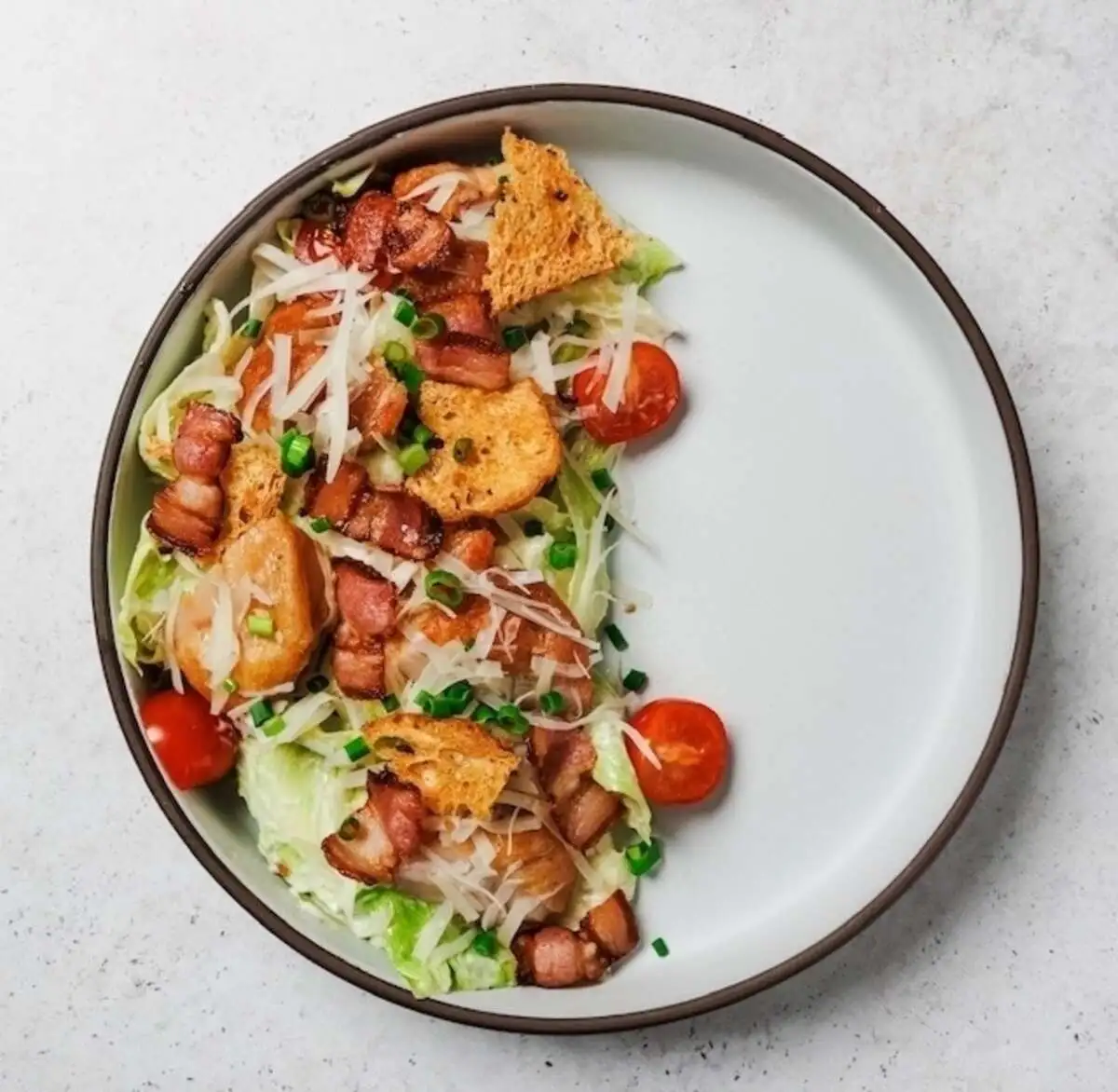 Цезарь с цыплёнком и беконом