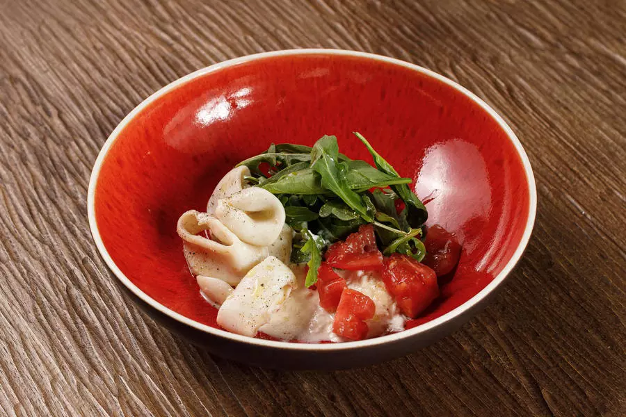 Командорский кальмар со страчателлой и томатами 170гр.