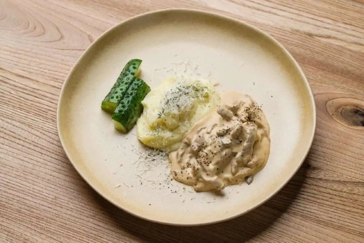 Бефстроганов из говядины с картофельным пюре 