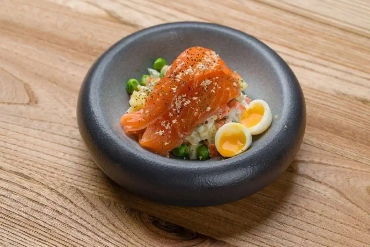 Картофельный салат с гравлаксом из лосося 