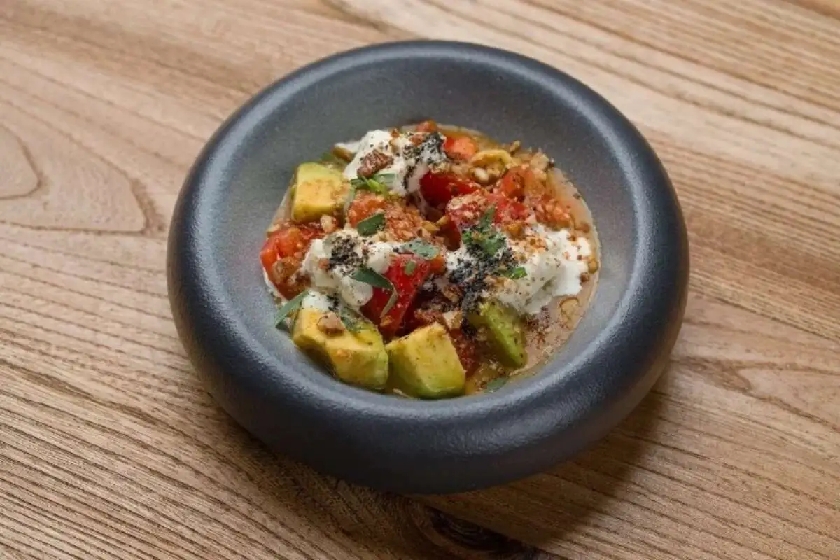 Помидоры, авокадо и страчателла 