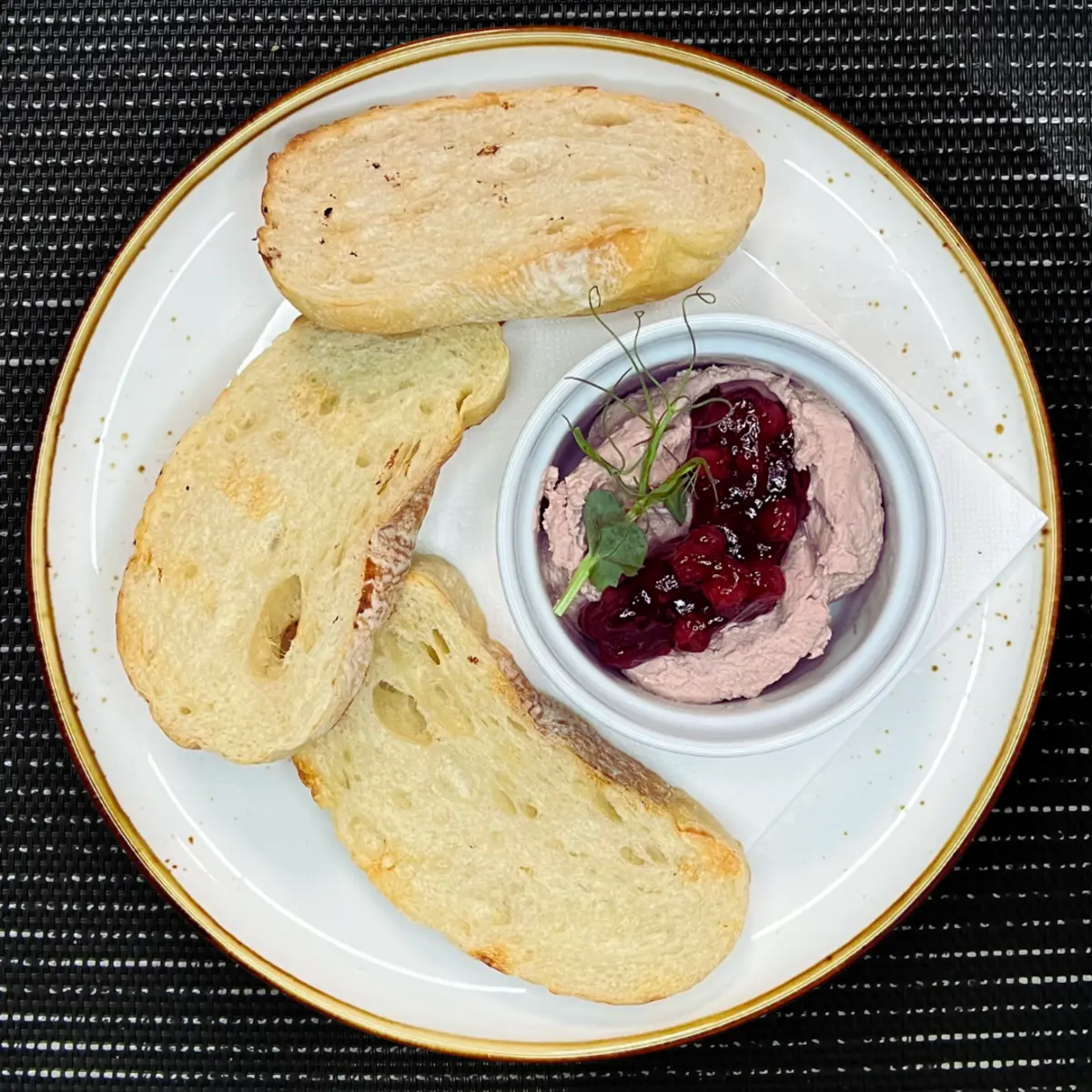 Паштет печеночный с чиабатой и ягодным соусом 