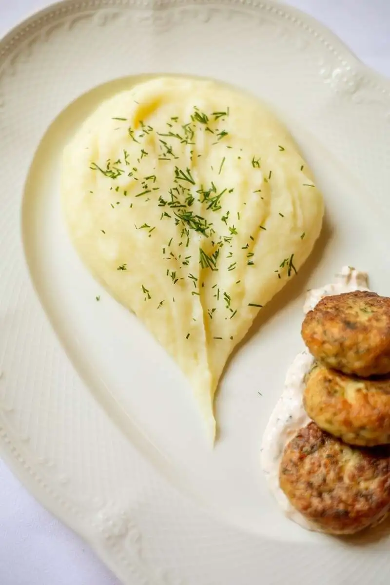 БИЗНЕС 2026 Кнели из судака с картофельным пюре