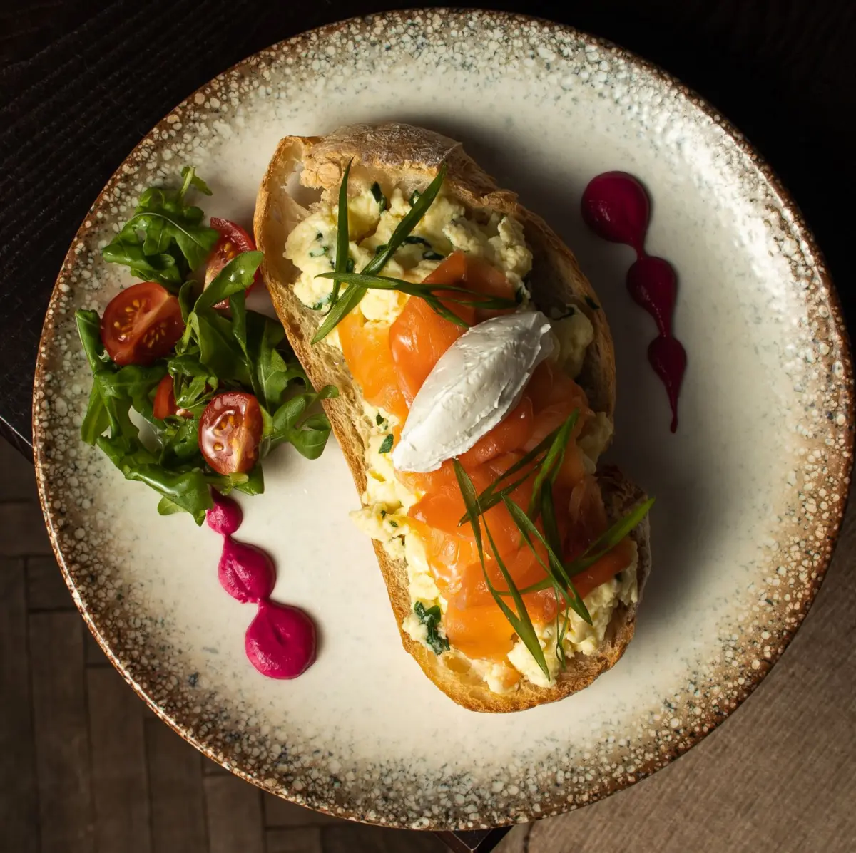 Болтунья с лососем нат хлебе