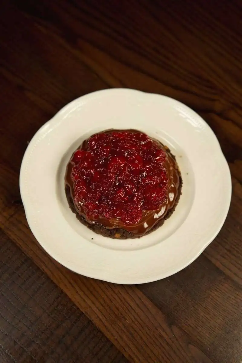 Пирог с шоколадом и вишней