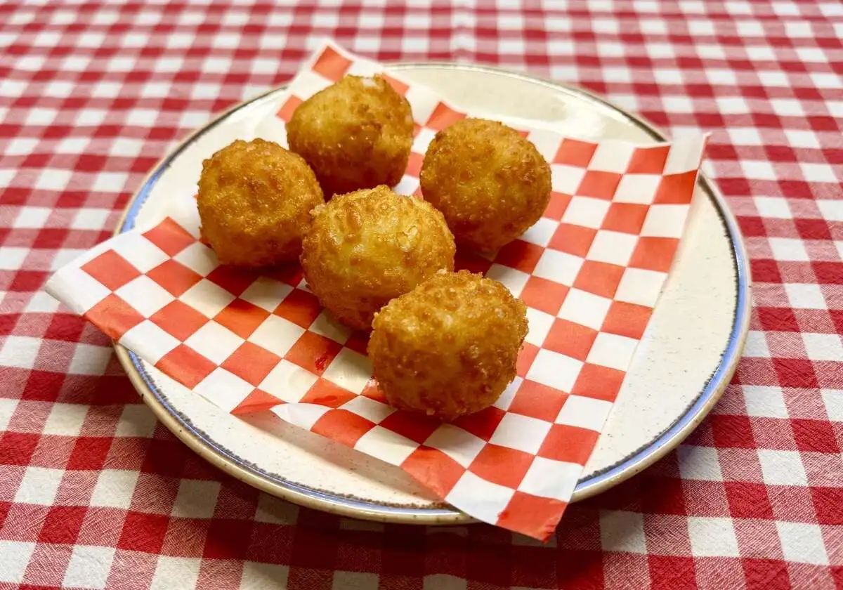 Сырные шарики с соусом