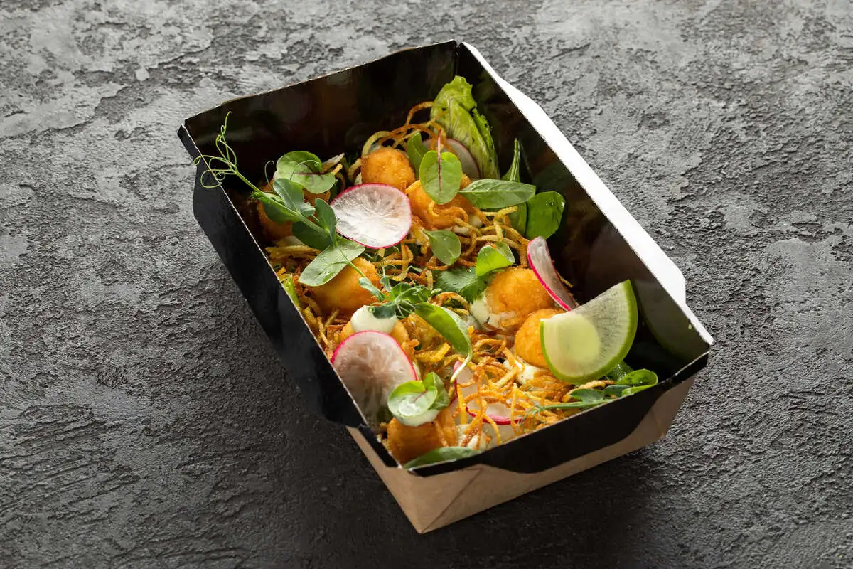 Микс салат с кальмаром темпура