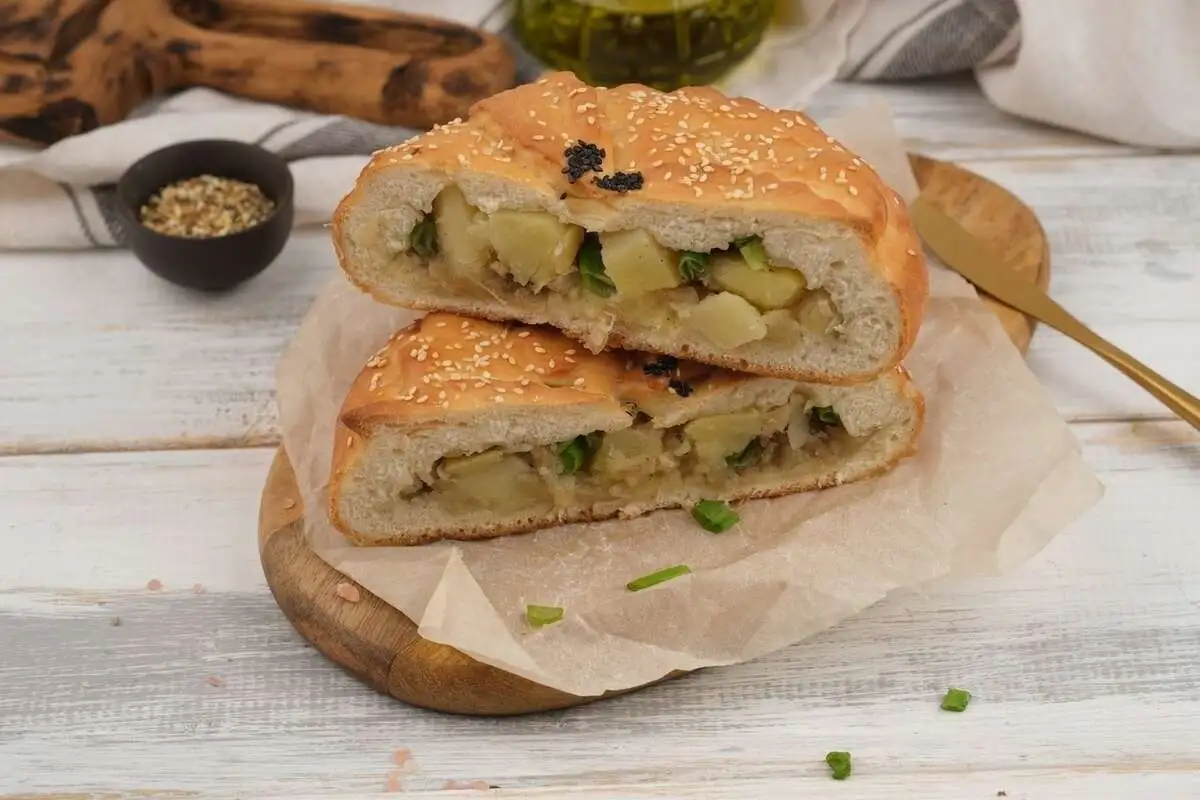 Пирог с картофелем и зеленым луком постный