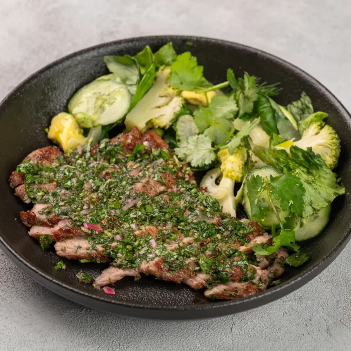 Шея свиная с зеленым салатом и сальсой 