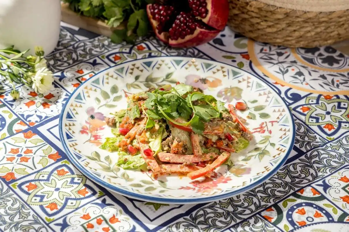 Пряный салат с говядиной