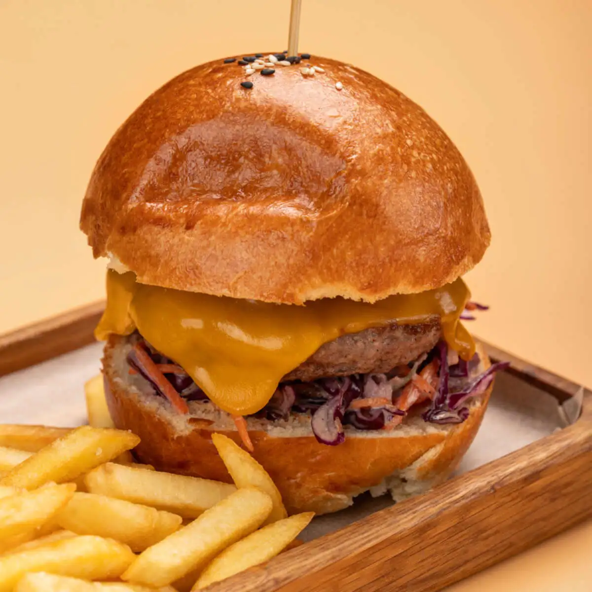 Бургер с говяжьей котлетой и картошкой