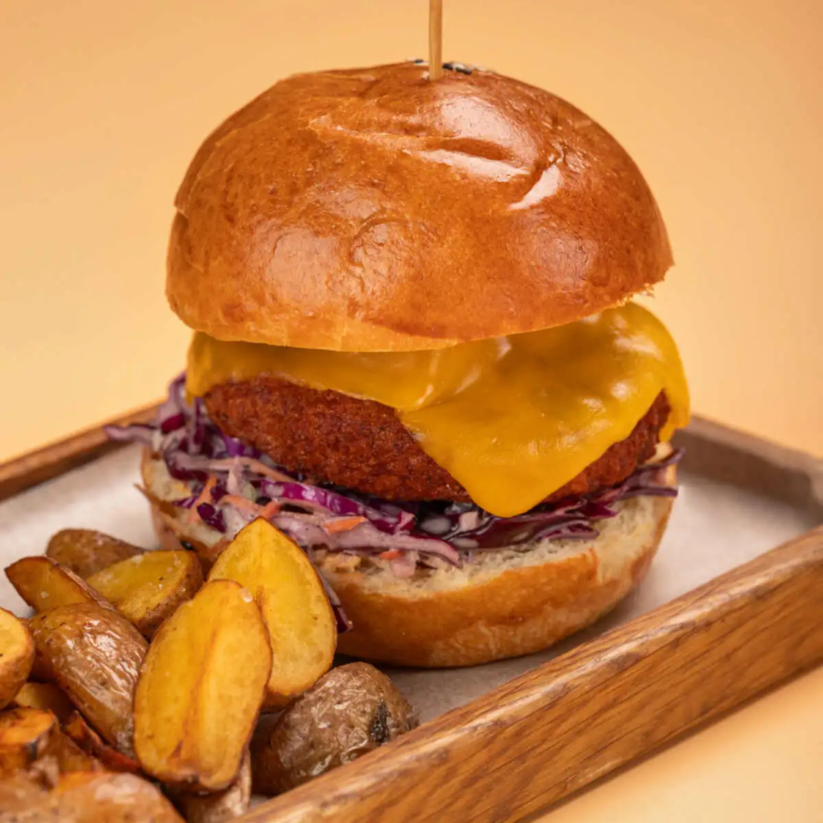 Бургер с куриной котлетой и картошкой