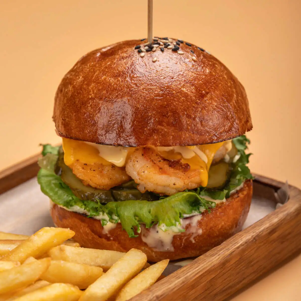 Бургер с креветками и картошкой