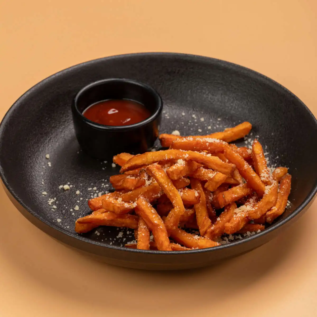 Батат фри с пармезаном и соусом