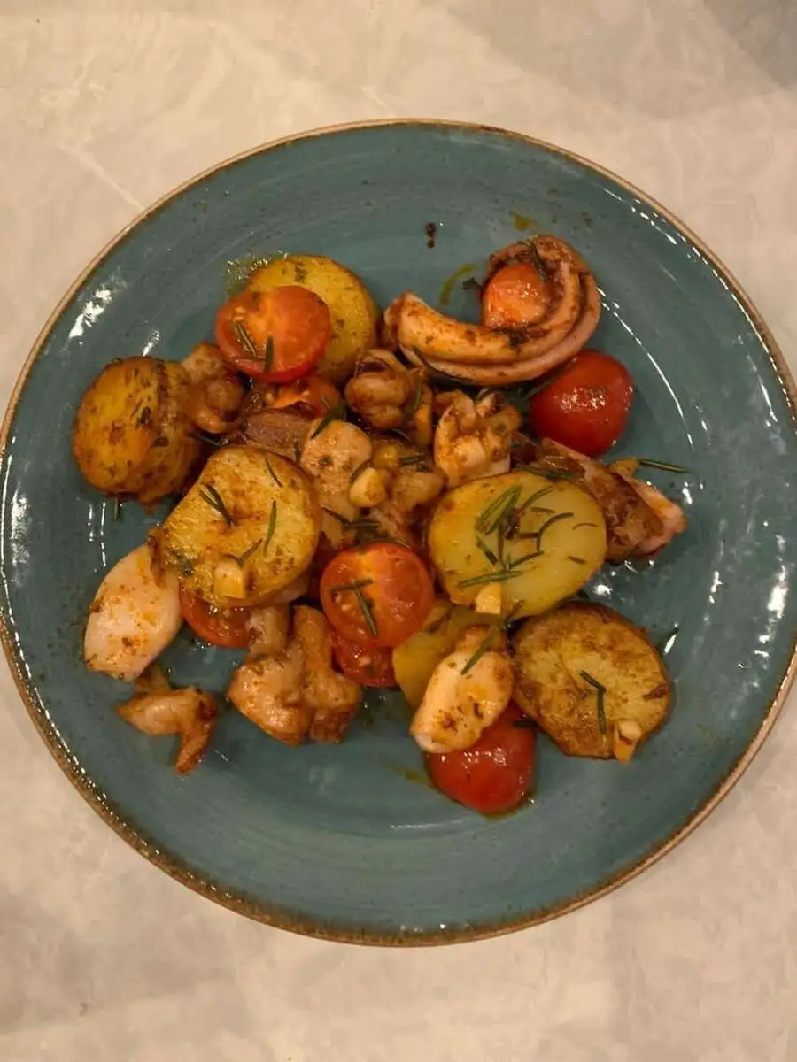 Жаренные морепродукты с  чесноком и травами 