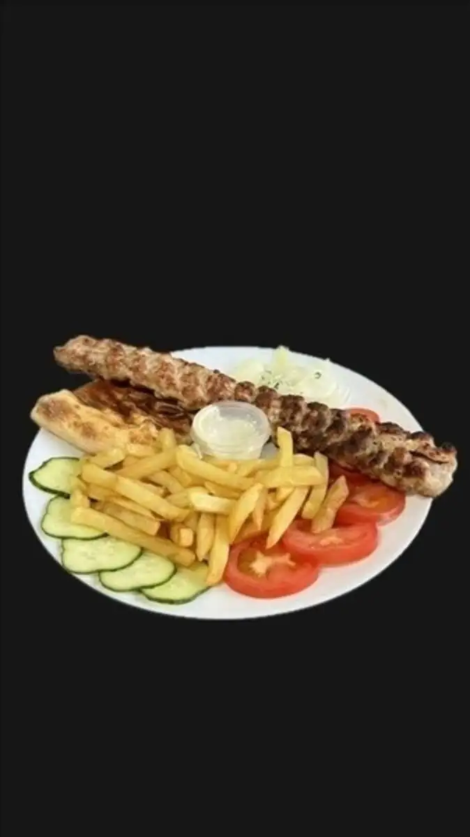 Люля-кебаб на тарелке с фри