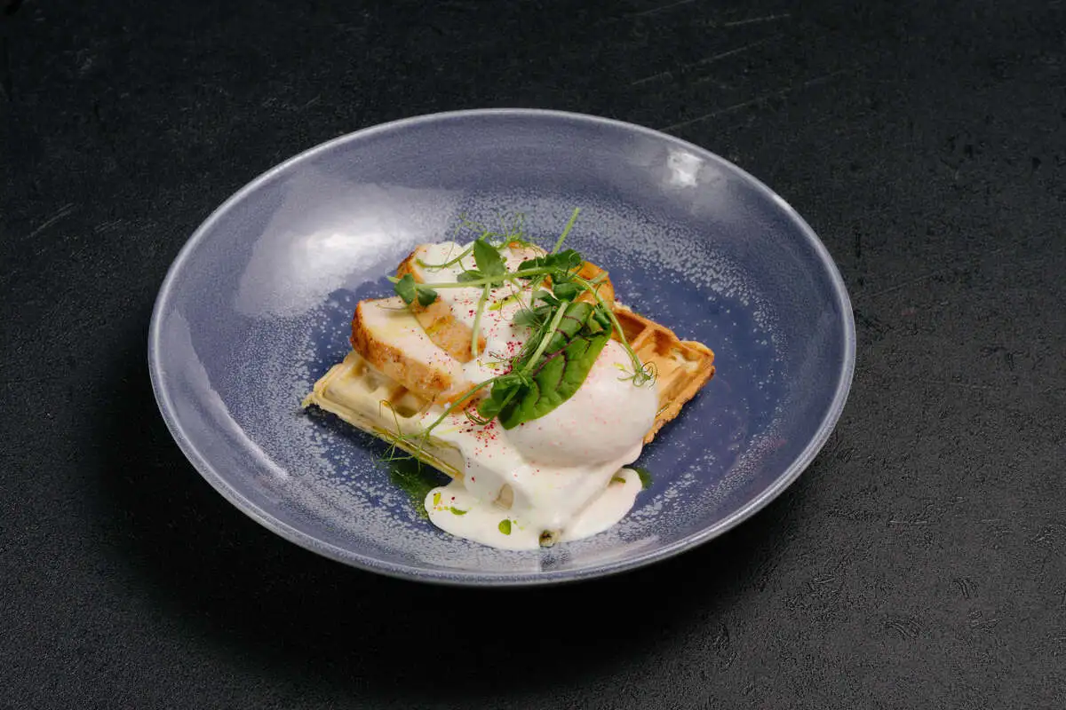 Вафля с базиликом, курицей су-вид и яйцом пашот