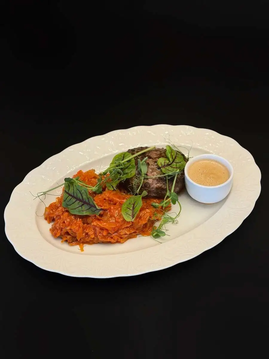 Бифштекс с тушеной капустой