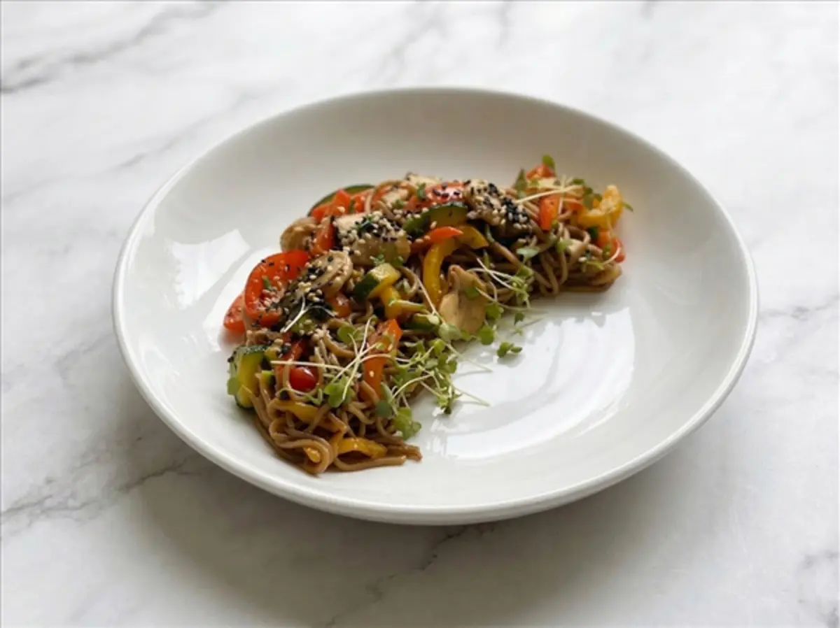 Гречневые спагетти с овощами и грибами