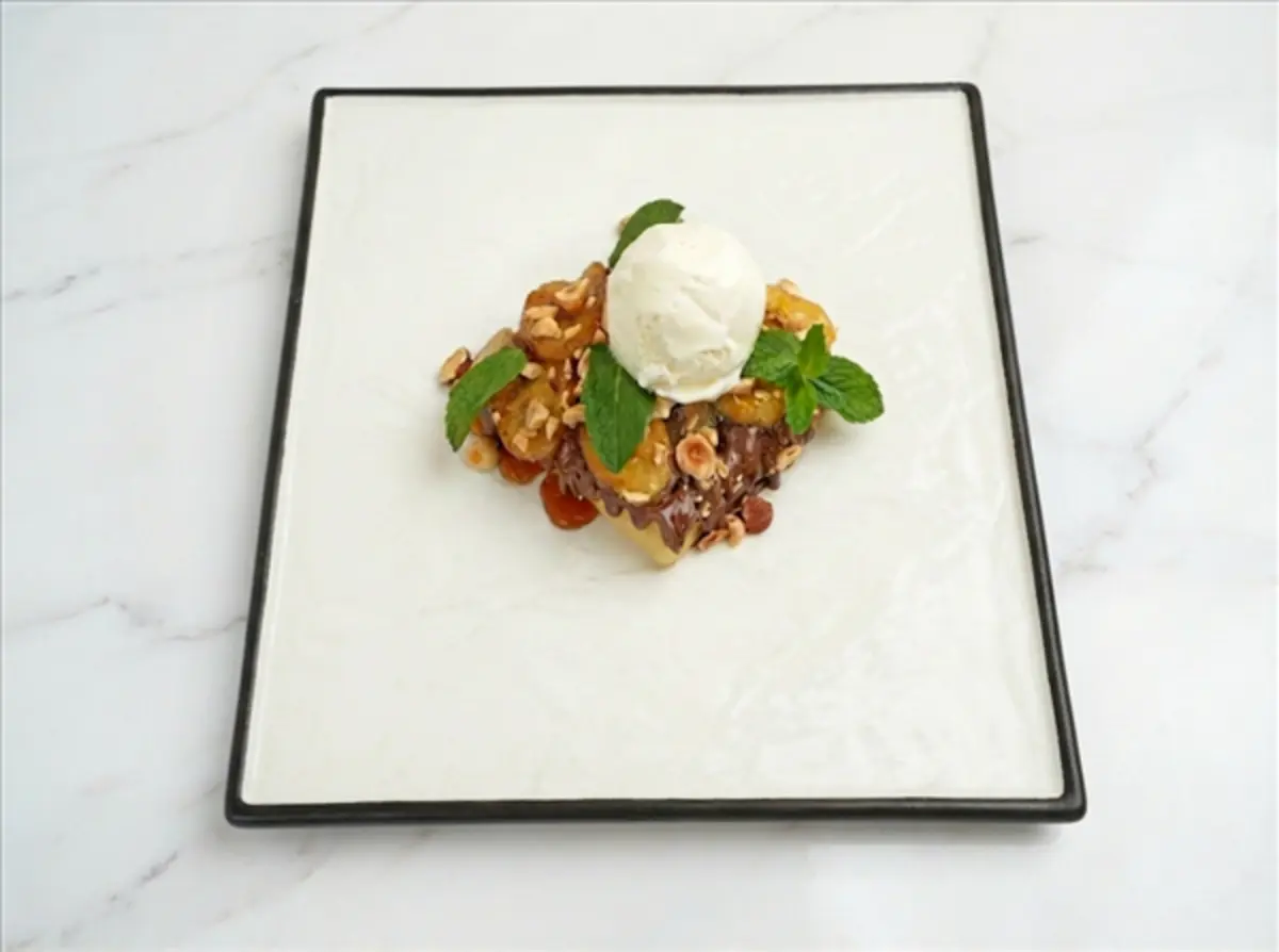 Вафли с нутеллой, бананом и орехами