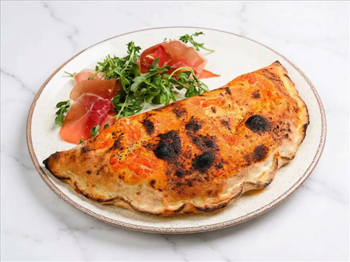 Кальцоне с пепперони и пармой