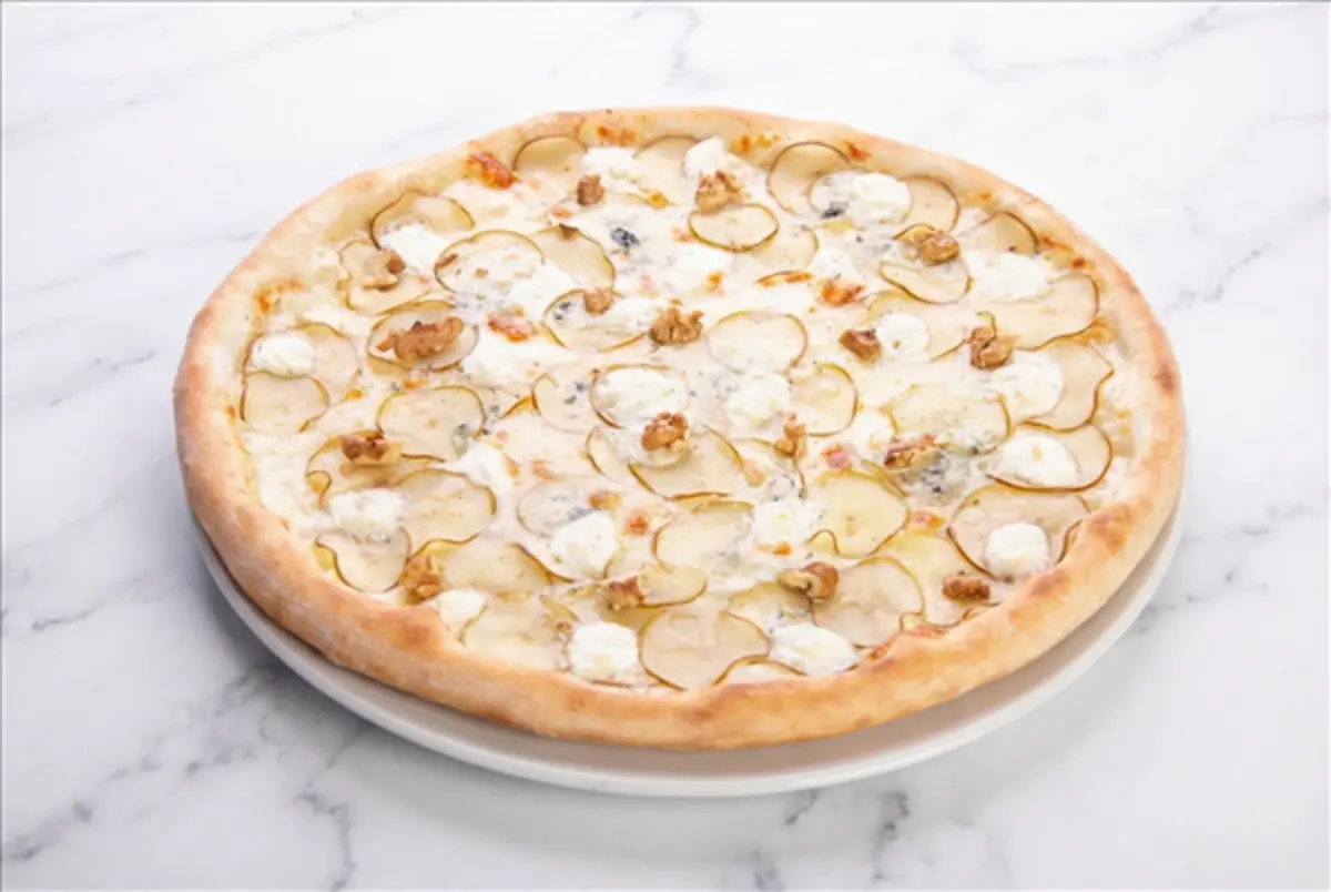 Пицца с грушей и горгонзолой