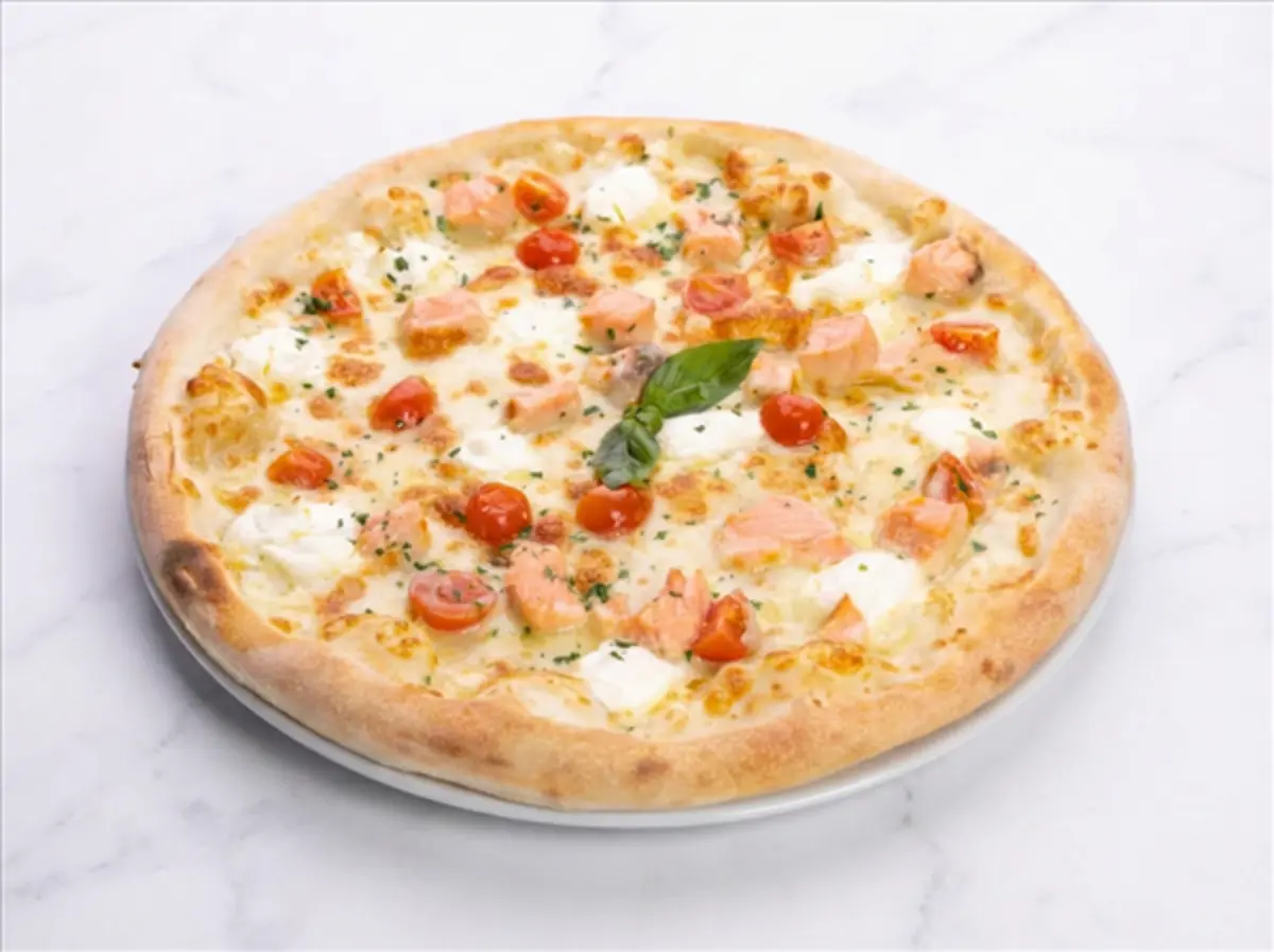 Пицца с лососем и томатами черри