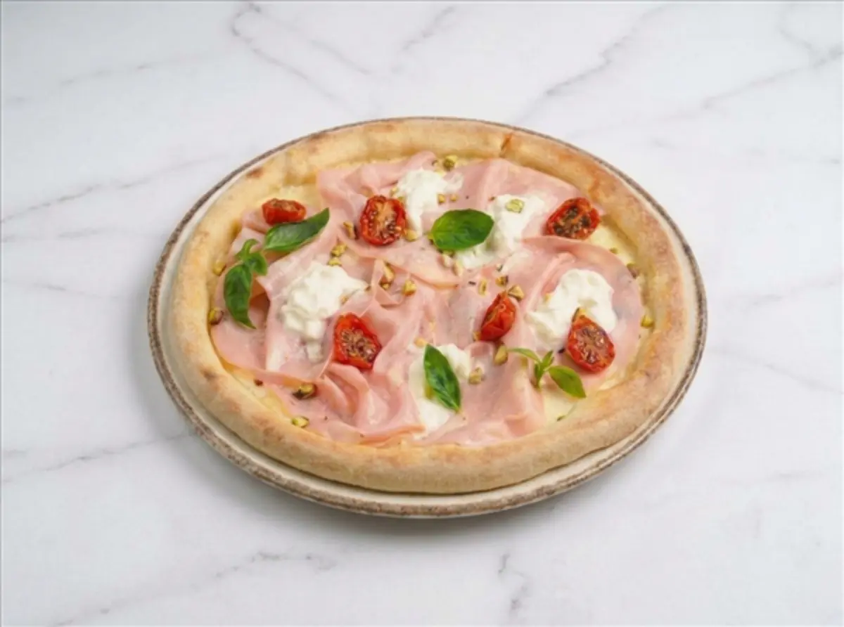 Пицца с мортаделлой и страчателлой