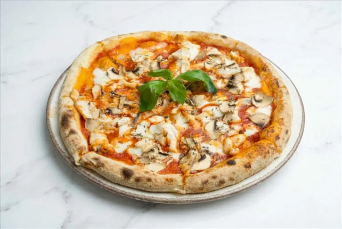 Пицца с курицей и грибами