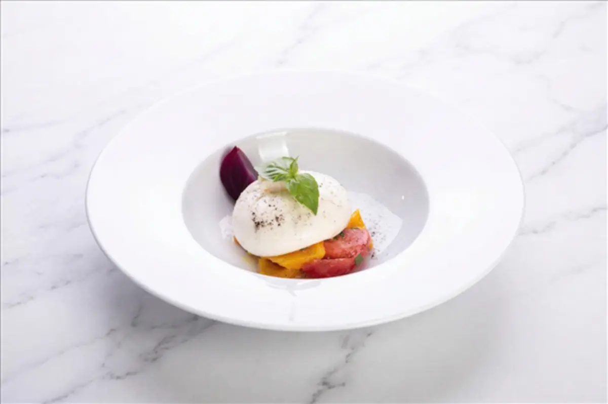 Буррата с томатами и печеным перцем