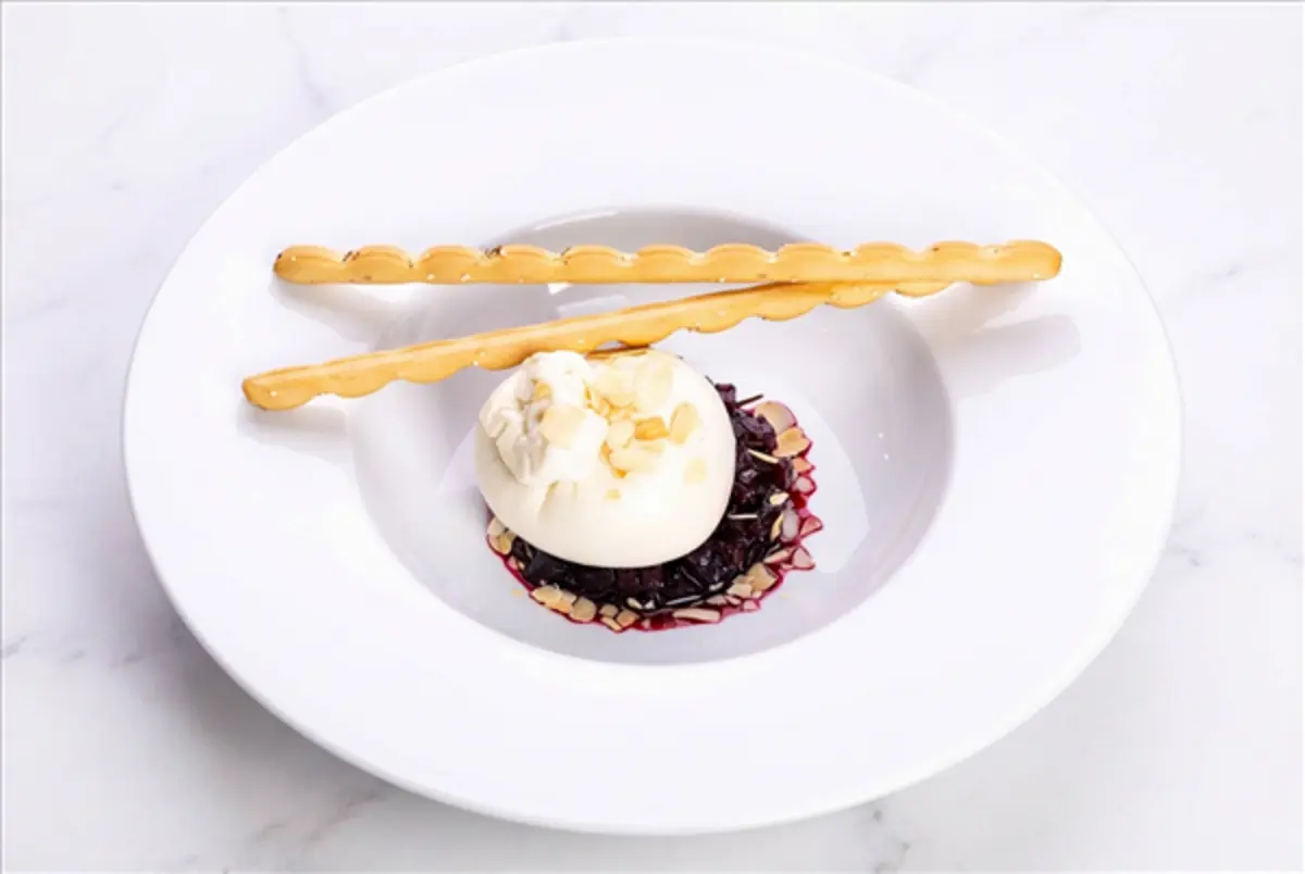 Буррата со свеклой и миндалем