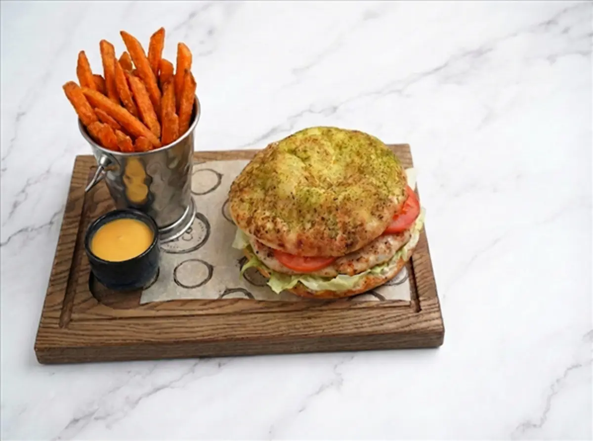 Бургер с креветками и бататом