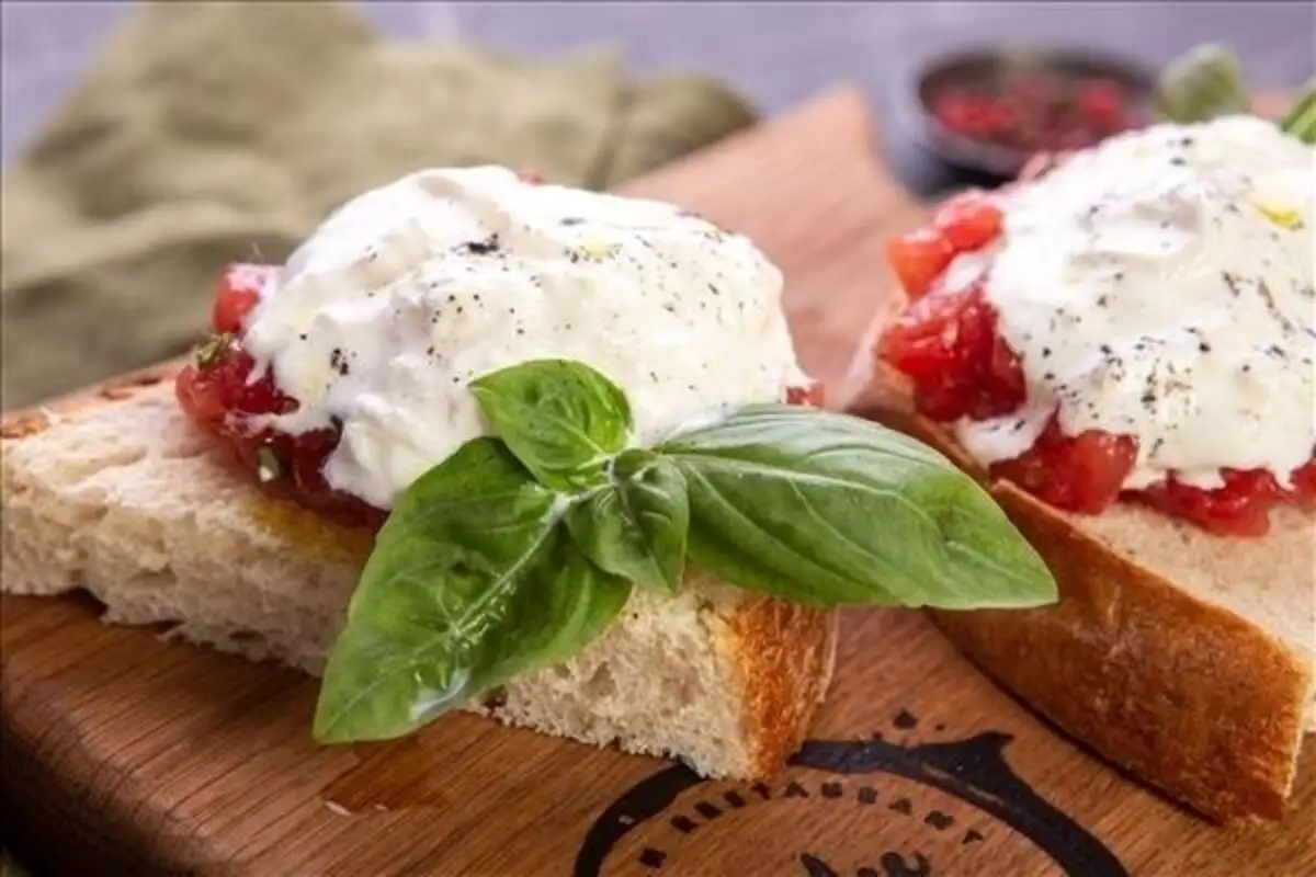 Брускетта с томатами и сыром страчателла