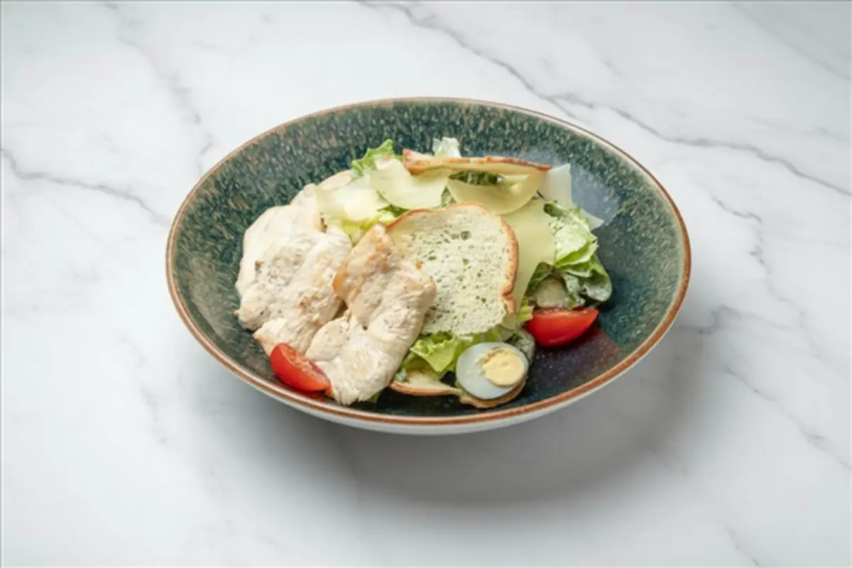 Салат Цезарь с курицей