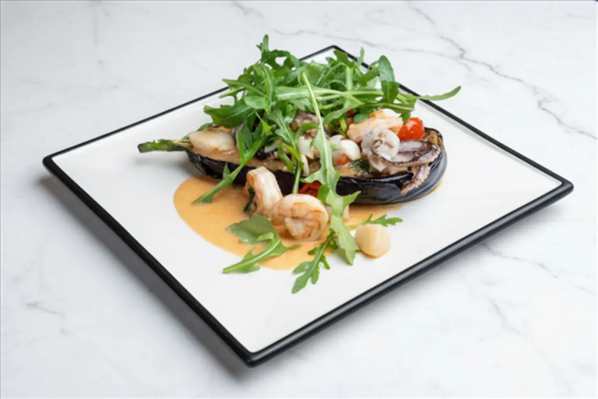 Салат с запеченным баклжаном и морепродуктами