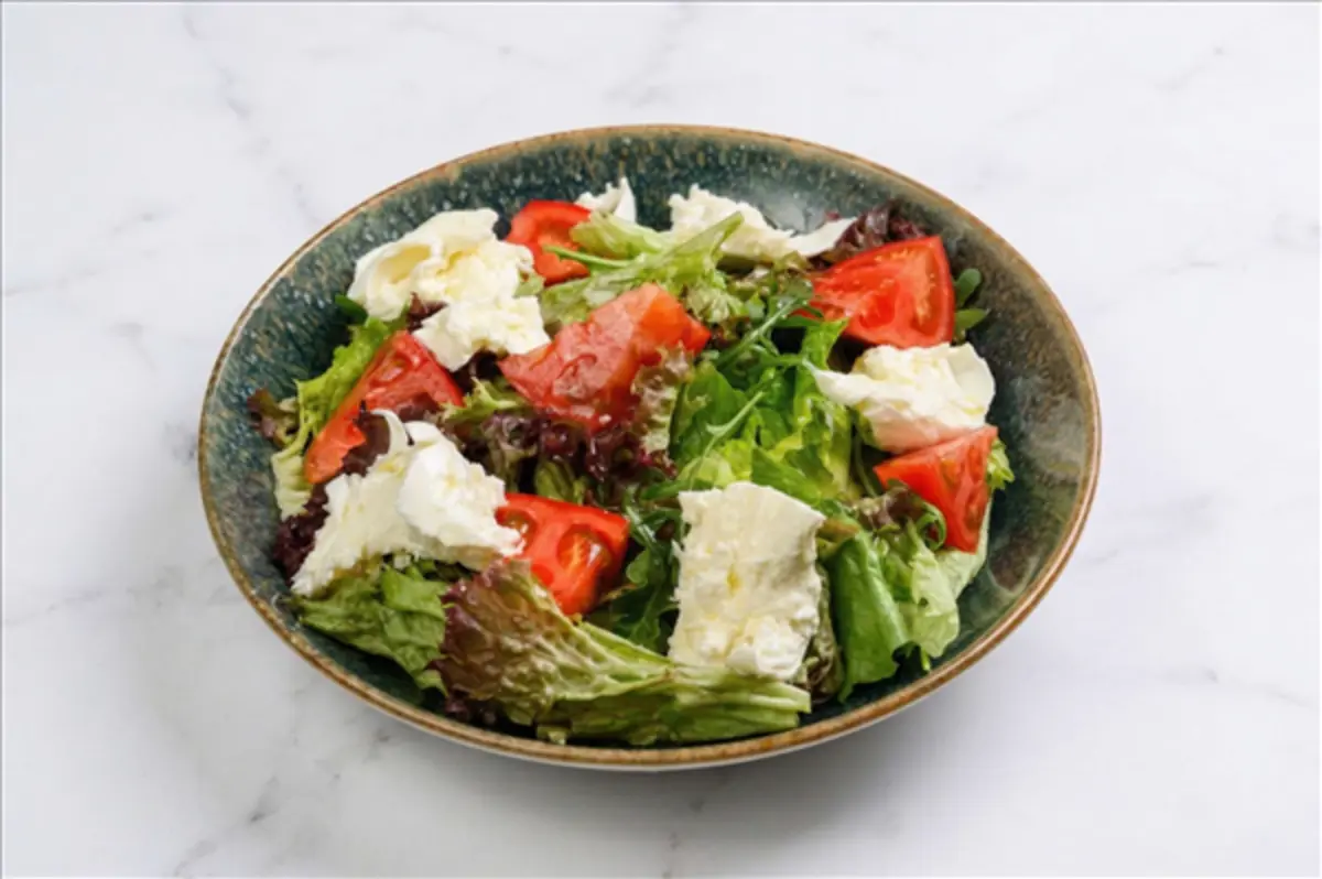 Салат с моцареллой