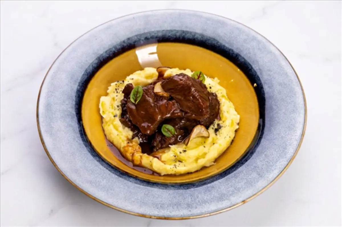 Тушеные щечки с картофельным пюре