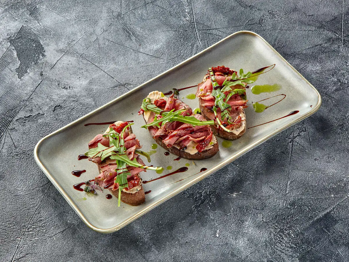 Брускетты с ростбифом