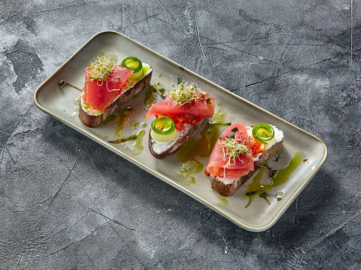 Брускетты со слабосолёным тунцом