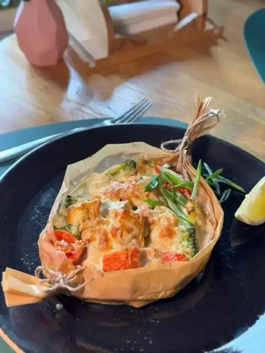 Филе форели, судака и трески, запеченные с овощами и сыром в сливочном соусе, 350г