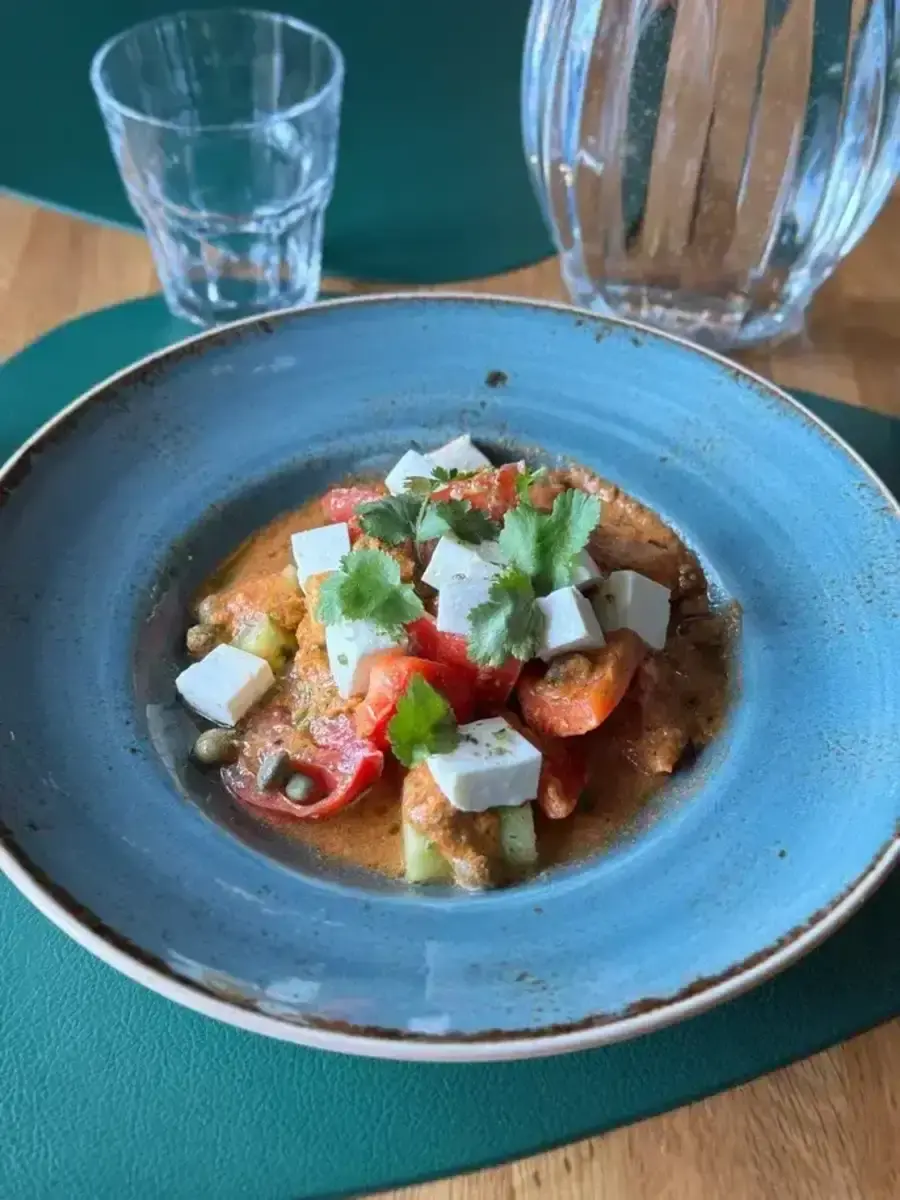 Салат из овощей с пряной заправкой и фетой из нашей сыроварни, 350г