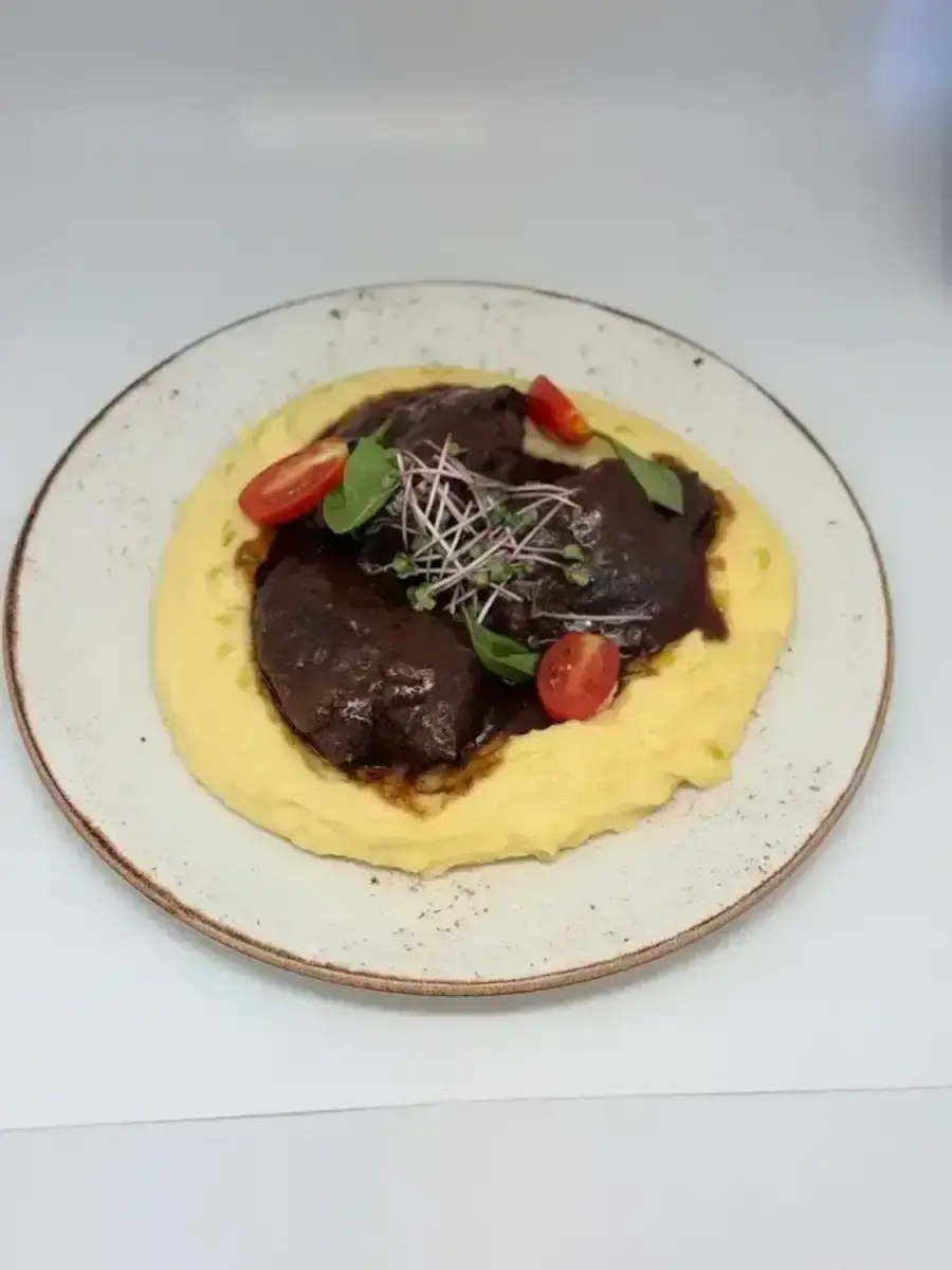 Щеки томленые с картофельным кремом, 1150г