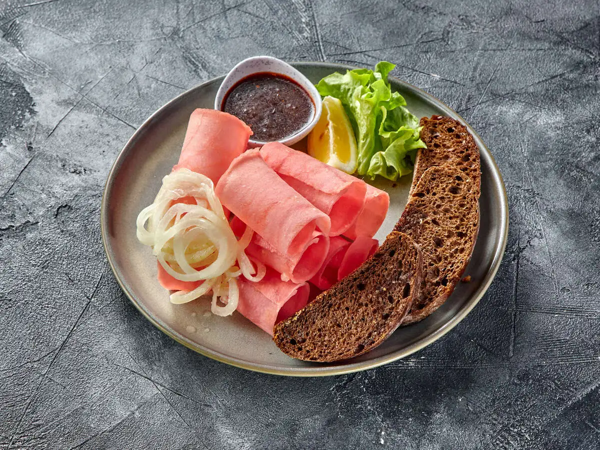 Строганина из тунца с тостами