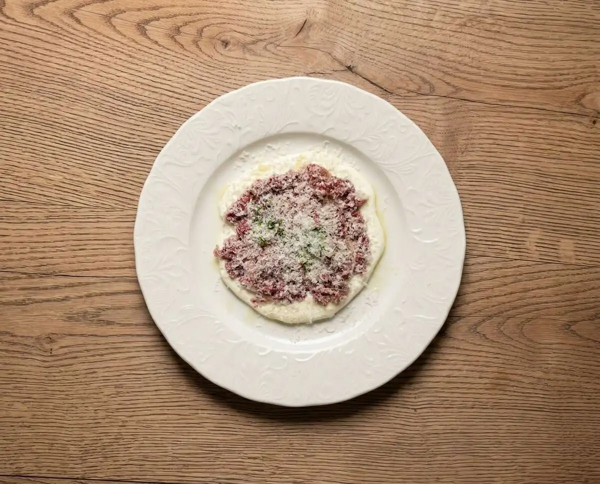 Тартар из мраморного бычка с муссом из пармезана