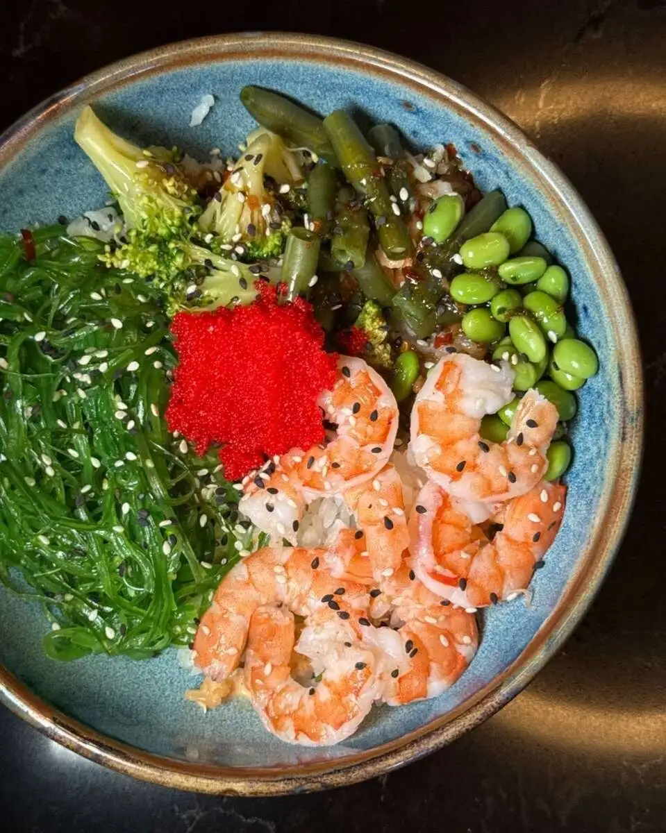 Поке с креветками на рисе