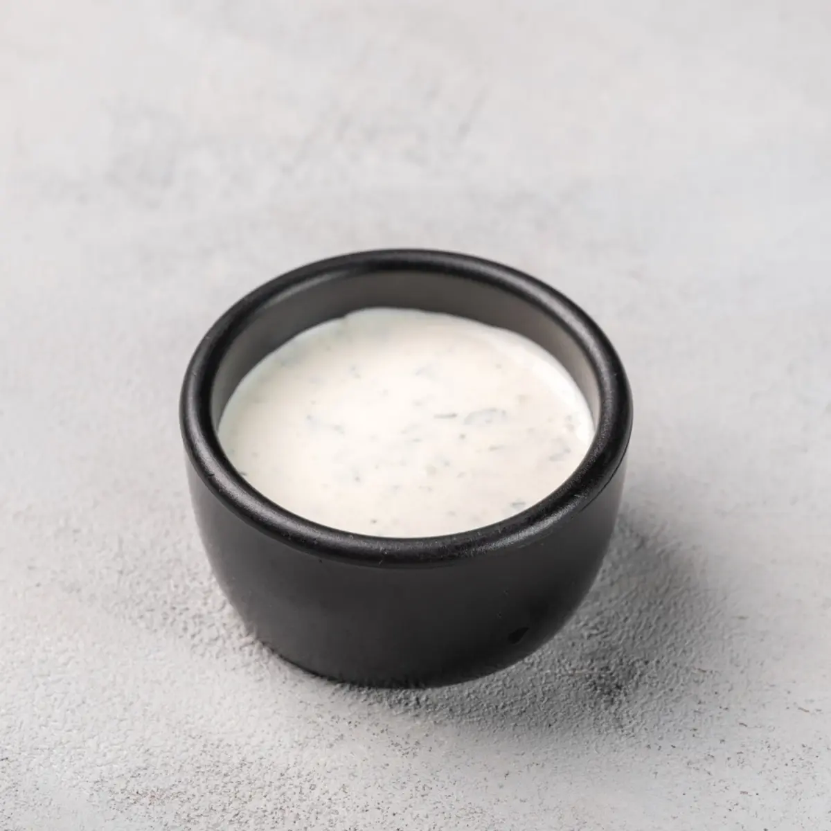 Мацони с чесноком и зеленью 