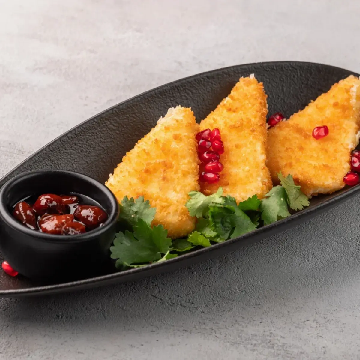 Сулугуни жареный с кизиловым вареньем 