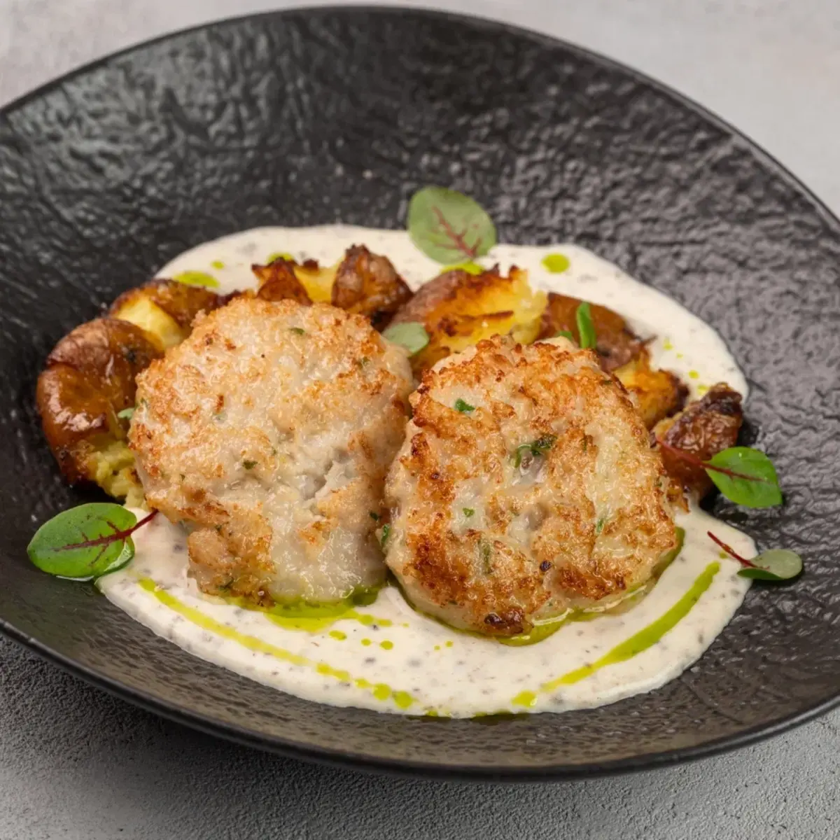 Котлеты из щуки с трюфельным соусом и беби картофелем 