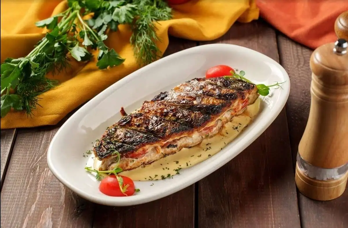 Скумбрия гриль с помидорами и сыром