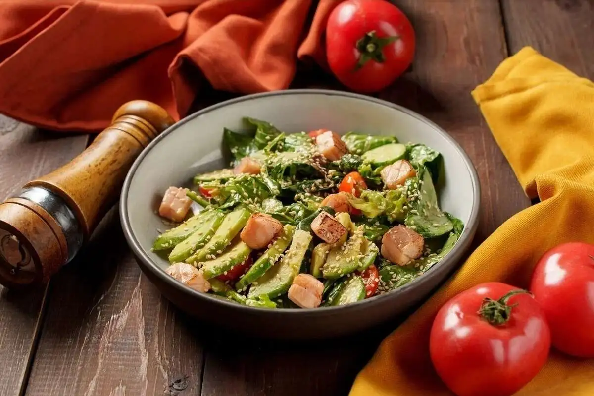 Салат с лососем и зеленью